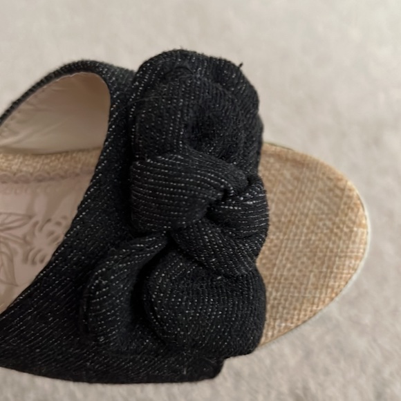 Worn at home only and very few time.Comfortable.you can wear at home or outside - Picture 4 of 4